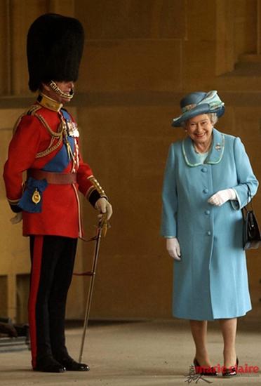 菲利普亲王穿英国皇家卫队的侍卫服为女王站岗，女王偷笑