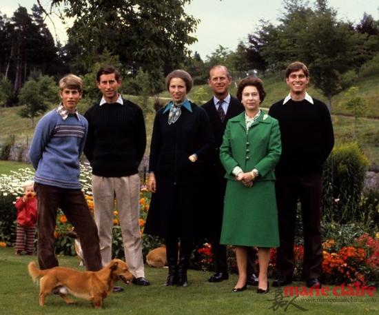 　　英国皇室家庭合影（从左至右）爱德华王子、查尔斯王子、安妮公主、菲利普亲王，伊丽莎白二世，安德鲁王子