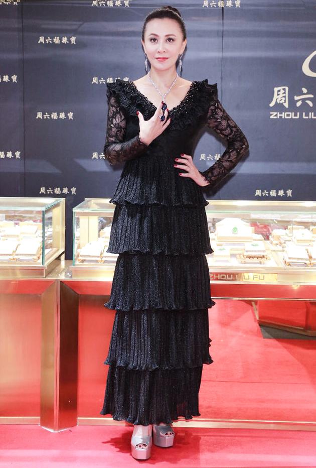 刘嘉玲身穿Tony&tony＇s 2017 黑色蕾丝钉珠连衣裙出席活动
