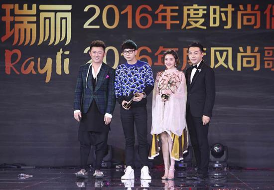胡夏获得“瑞丽2016年度风尚歌手”奖、唐艺昕获得“瑞丽2016年度时尚偶像”奖