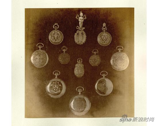 1893年,芝加哥世界博览会上,蒂芙尼凭借男士怀表和镶嵌珠宝的女士胸针表荣膺最高大奖