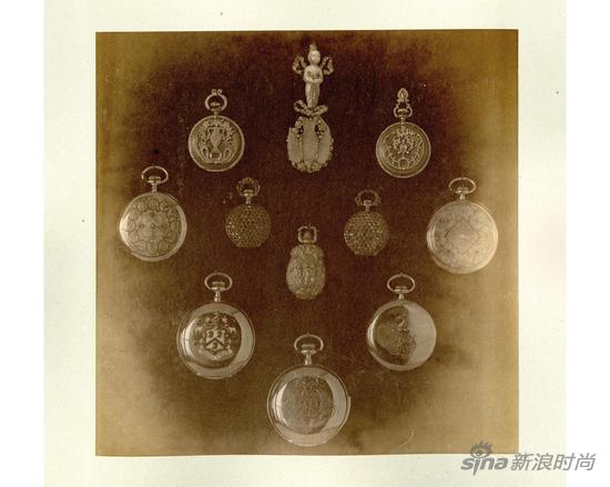 1893年，芝加哥世界博览会上，蒂芙尼凭借男士怀表和镶嵌珠宝的女士胸针表荣膺最高大奖