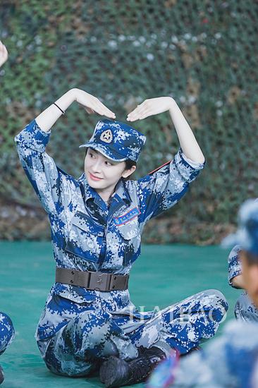 杨幂除了大长腿和月牙笑真正男子汉里的蜂腰也是圈粉项