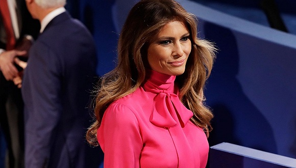 身穿Gucci粉色蝴蝶结领（Pussybow）衬衫的Melania Trump出席早先的第二轮美国总统竞选电视辩论