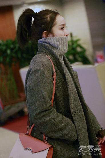 杨幂最新机场街拍 大衣配过膝靴不要太好看|过