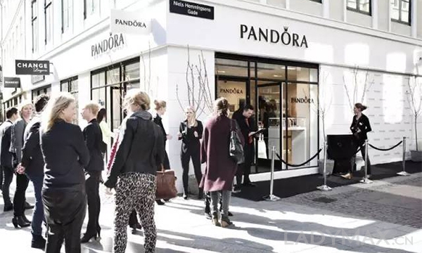 　　相对于蒂芙尼Tiffany等珠宝品牌处于业绩受挫，Pandora犹如一匹黑马成功地让消费者相信了一个概念：你买的Pandora就是全天下独一无二的产品。图为其中一间门店。