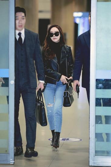 郑秀晶机场街拍