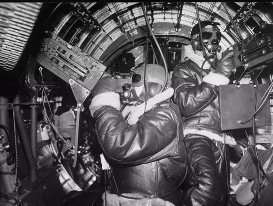 B-17轰炸机中执行任务的射击手们