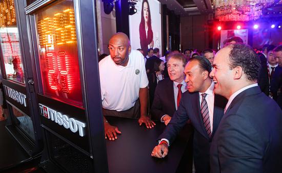 天梭表全球总裁弗朗索瓦?添宝先生与NBA传奇巨星文?贝克参观天梭表全新NBA计时器