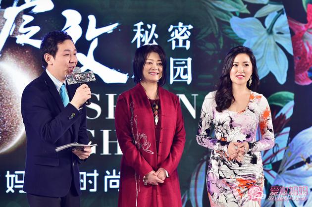 主持人李湘麓与两位明星辣妈何静(中)、郑凡(右)互动