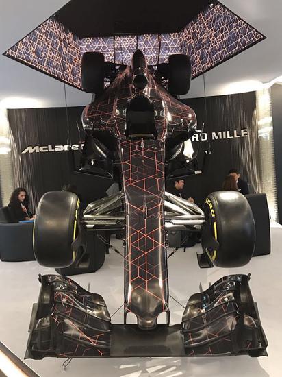 Richard Mille展厅中放着一个巨大的迈凯轮赛车模型