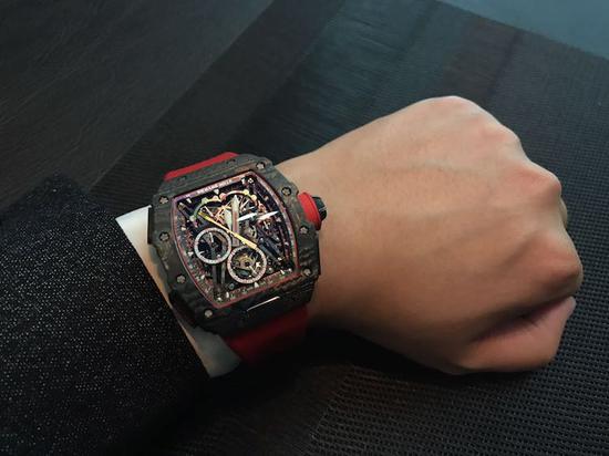 编辑试戴Richard Mille RM 50-03，表壳上的特殊花纹在每一只表上都不一样。