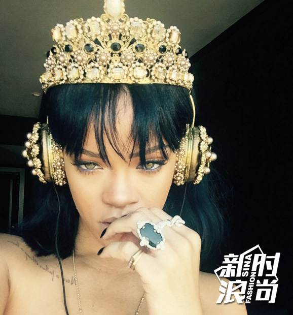 蕾哈娜在社交网络发布了一张她戴着价值8895美金的杜嘉班纳耳机