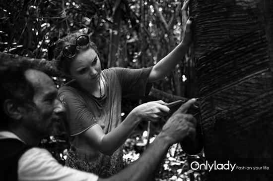 Lily Cole在亚马逊雨林提取橡胶