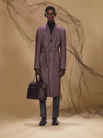 　　Canali FW17_look_10_酒红色米色混色羊毛羊驼毛混纺外套，纯羊毛混纺无褶西装裤，精梳纯羊绒高领毛衣，小牛皮乐福鞋及包