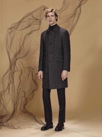 　　Canali FW17_look_13_纯羊毛花呢单排扣西装外套，精梳纯羊绒高领毛衣，亚麻丝羊毛混纺无褶西装裤，亮面小牛皮乐福鞋