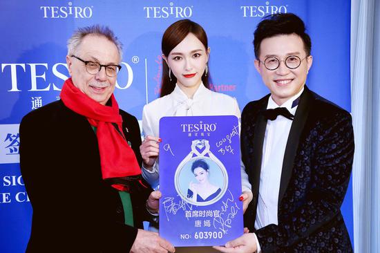 通灵珠宝董事长兼CEO沈东军宣布唐嫣成为通灵珠宝首席时尚官,柏林电影节主席迪特?科斯里克共同见证