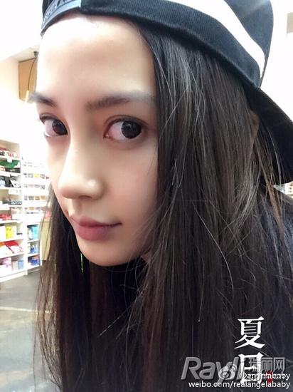 发际线事件后 杨幂一气买了4顶新棒球帽|权志