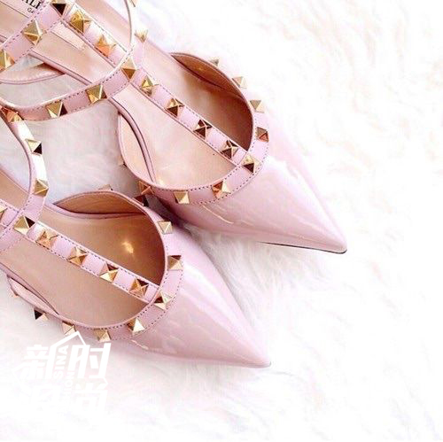 粉色的Valentino平底鞋