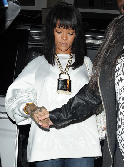 Rihanna佩戴Chanel锁头项链