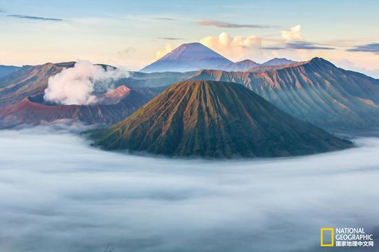 布罗莫火山耸立于东爪哇省上方