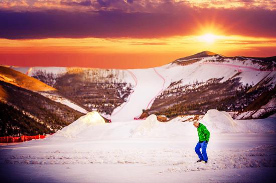 世界第一雪艺家Simon Beck于富龙雪场进行雪地创作