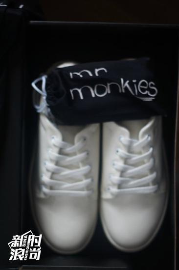 Mr。 Monkies可DIY的小白鞋（图片来自新浪微博）