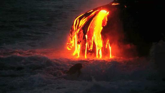 海浪冲击着基拉韦厄火山流出的熔岩