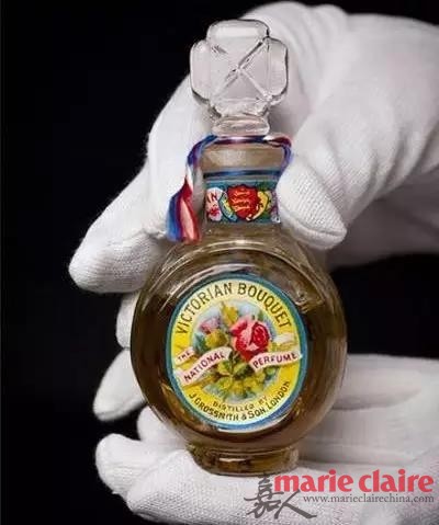 ��ˮʦ�͸�ά������Ů�ʵ���ˮ