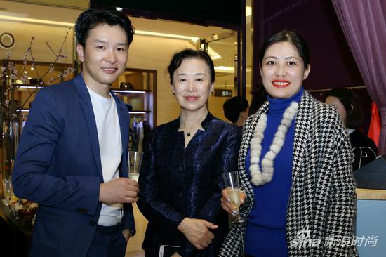 右起：哥本哈根皮草（北京）有限公司总经理 崔溢云女士；高级定制专业委员会副主席 高燕女士；法新传媒国际机构 宣传营销总监 乔超先生