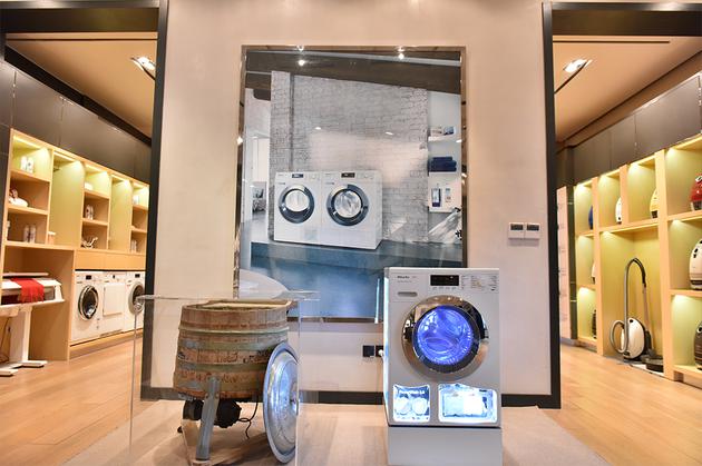 德国美诺Miele的古董洗衣机和现代化的新型洗衣机交相辉映