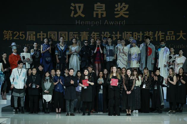 　　中国服装设计师协会副主席、北京服装学院院长刘元风先生、汉帛国际总裁高敏女士为获得企业认定奖、网络人气奖的选手颁奖。