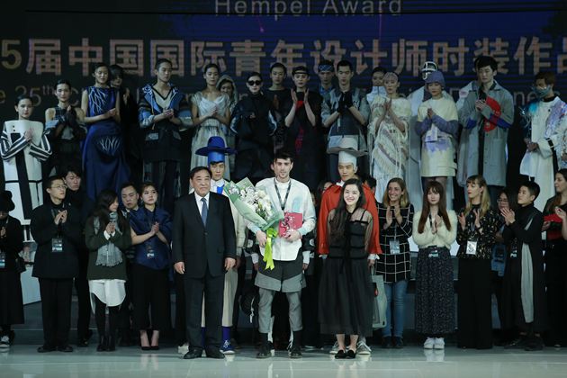 中国纺织工业联合会原会长王天凯先生、汉帛国际集团总裁高敏女士为获得金奖的选手颁奖