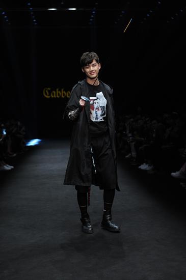 花剑运动员董力携手潮叔卡宾先生 T台首秀帅出