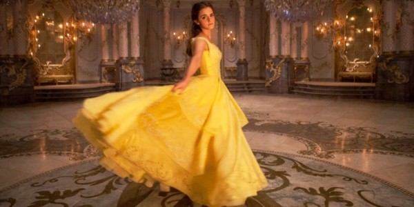 《美女与野兽》中Emma Watson穿着贝儿标志性的黄裙