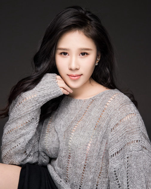 新锐演员李雨芯清纯亮相中国国际时装周|中国国际时装周|李雨芯|汉帛奖_新浪时尚_新浪网