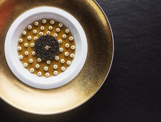 经典蟹肉鱼子酱塔佐龙虾冻和椰菜泥 图片来源:L‘ATELIER de Jo?l Robuchon