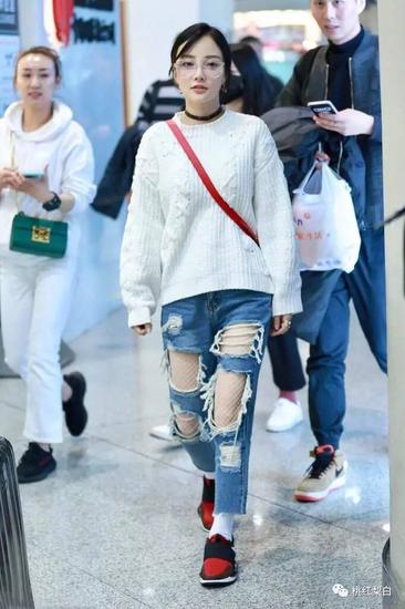 桃红梨白：都穿裤装，李小璐和白百合也差太多