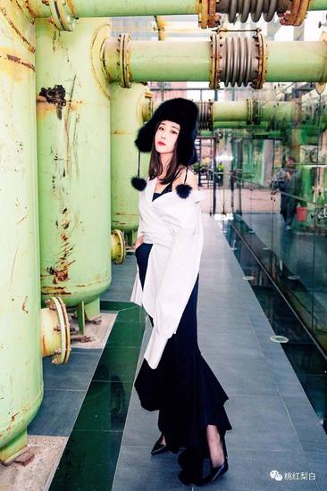 桃红梨白：都穿裤装，李小璐和白百合也差太多