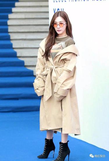 桃红梨白：都穿裤装，李小璐和白百合也差太多