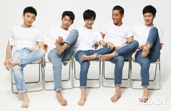 四个亚洲人悸放一个……土著