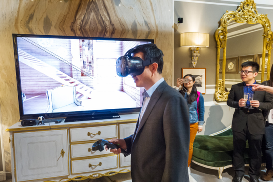 京东集团副总裁、京东商城居家生活事业部总裁辛利军正在体验SAVIO FIRMINO展厅中的VR