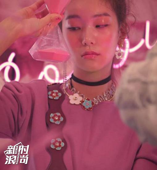 High Cheeks的弧形宽肩带