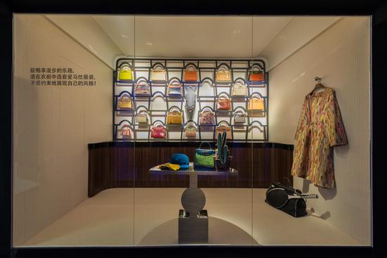 2017爱马仕“奇境漫步”展览(图2) 巴黎福宝大道 24 号爱马仕专卖店特别定制橱窗中, 呈现每一位漫步者梦寐以求的神奇衣橱