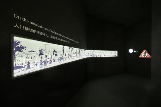 2017爱马仕“奇境漫步”展览(图6) 漫步经过与众不同的十字路口,墙上的长幅图画出自爱马仕2015春夏系列丝巾