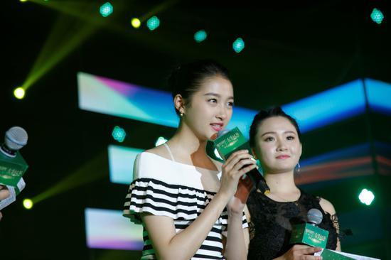 有梦起航启动仪式结束,关晓彤停留现场与大家亲密互动