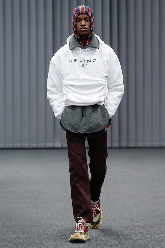 Balenciaga 2017秋冬男装系列中开云（Kering Group）的字样也被印上了衣服 图片来源：Balenciaga