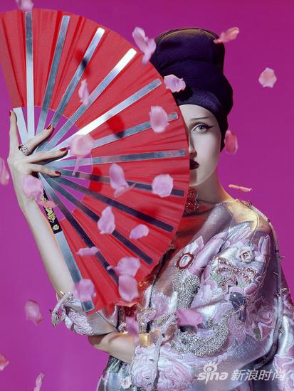 抓马超模安娜-克里夫兰演绎《Vogue》歌手大片艳丽复古。