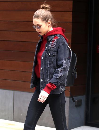 Gigi穿牛仔外套街拍 梳冲天丸子头减龄十足|街