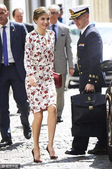 西班牙王后穿碎花裙气质高雅 抱萌娃显母爱|王